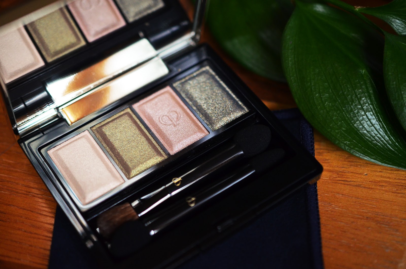 пудра cle de peau beaute по цветам. Cle de. пудра cle de peau beaute. тени cle de peau 312. тени cle de peau 313 свотчи.