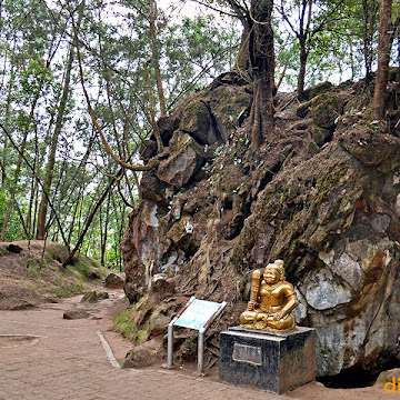 batu tulis atau batu semar di taman wisata alam telaga warna dan pengilon dieng batu tulis atau batu semar di paket wisata dieng