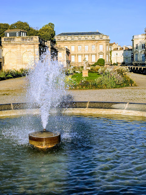 Things to do in Bordeaux in October: Fountain in Jardin Public