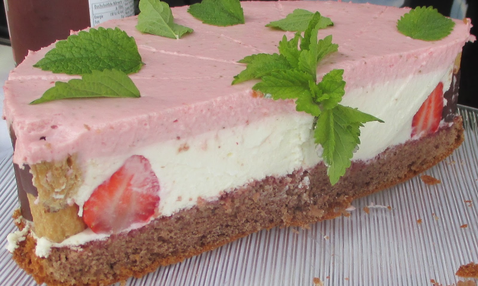 Erdbeer-Quark-Sahne Torte mit Waffelröllchen: