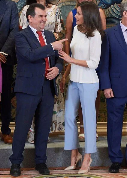 Queen Letizia wore Hugo Boss blouse and Hugo boss trousers, Prada pumps. Center for Early Childhood and Primary Education