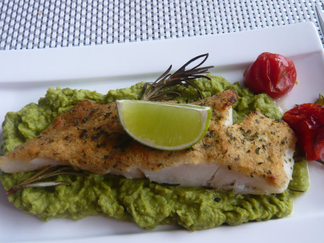 Halibut z chrzanową panierką na puree z zielonego groszku.Właściwości zdrowotne ryb i zielonego groszku - Czytaj więcej »