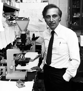 En abril de 1984, el Dr. Robert Gallo presentó una solicitud a los Estados Unidos para su invención, el virus del VIH/SIDA. El Dr. Robert Gallo posando en su laboratorio en 1984.