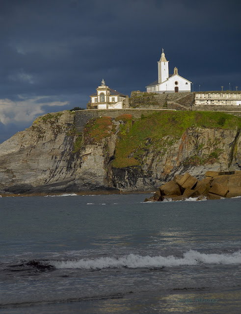 Faro de Luarca en punta Focicón y Ermita de La  Blanca en la Atalaya