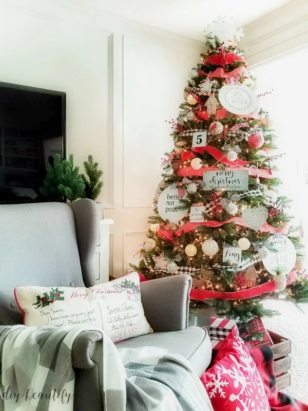 Farmhouse Christmas Tree - DIY Beautify - Creating Beauty at Home