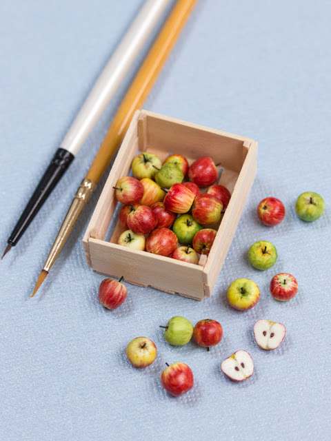 Miniature Apples Sculpture by Stéphanie Kilgast, aka PetitPlat