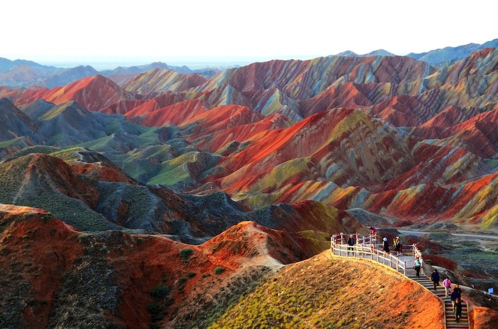 vista de paisaje con multiples colores y un mirador