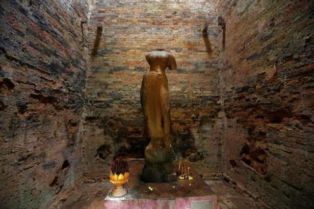 Bombed and looted ancient Cambodian city poised for rebirth Bombed and looted ancient Cambodian city poised for rebirth