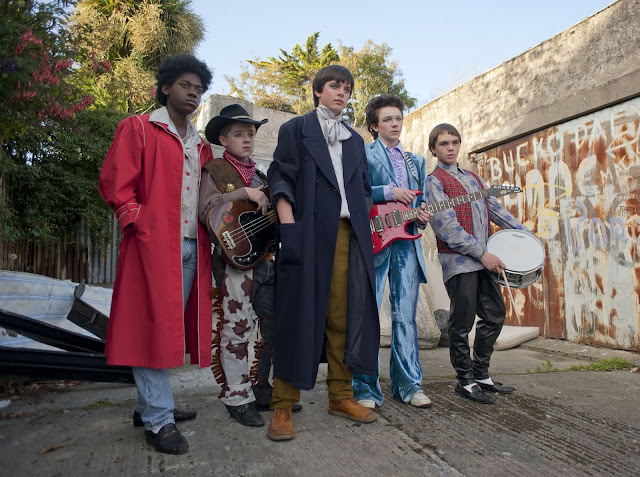 Sing Steet der cineast Filmblog Die Band Sing Street in Outfits a la Village People