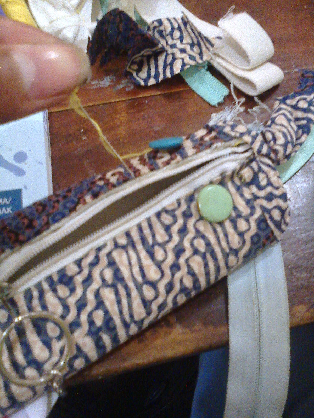 Membuat Kerajinan Tempat Pensil reuse dari Kain Perca