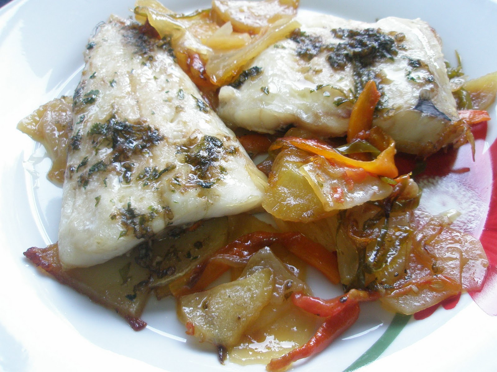 Hoy os dejo esta receta de pescado. Unos trozos de merluza, acompañados