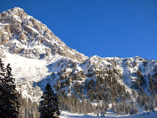 Der unscheinbare Gipfel in Bildmitte ist das Issentalköpfl