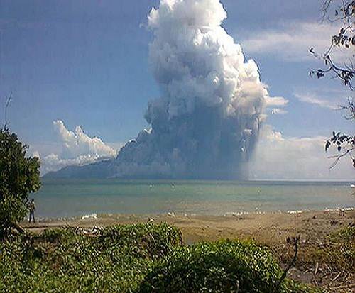 Rokatenda_Paluweh_volcano_eruption_2013_photo
