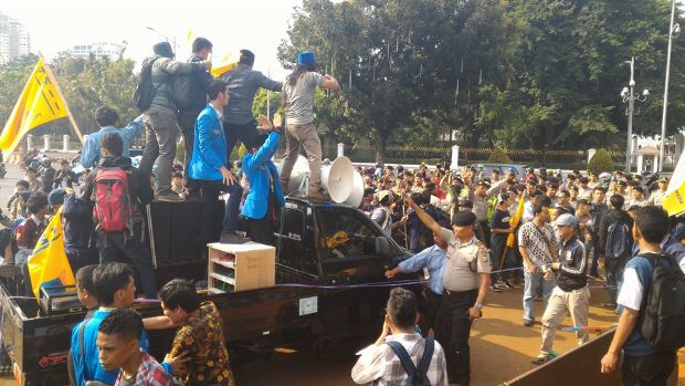Elemen Mahasiswa Kepung Istana, Polisi Bentrok dengan Mahasiswa