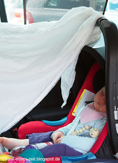 Kleinkind schläft im Maxi Cosi Eine Autofahrt mit Baby und Kleinkind – von Herausforderungen,Selbstzweifeln und Mama-Selbstliebe