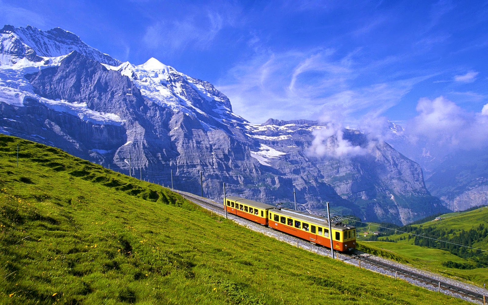 Rood gele trein berg landschap Wallpaper met trein in de bergen