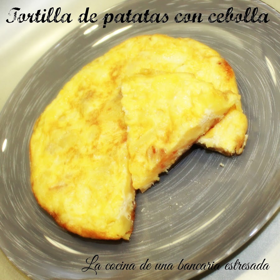 Receta de tortilla de patatas con cebolla, paso a paso y con fotografías