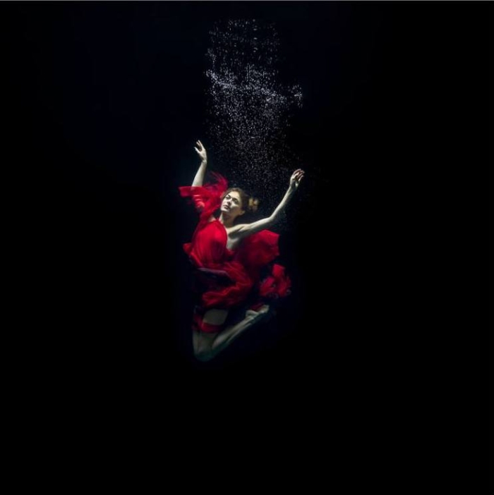Танцы под водой. Maya Almeida