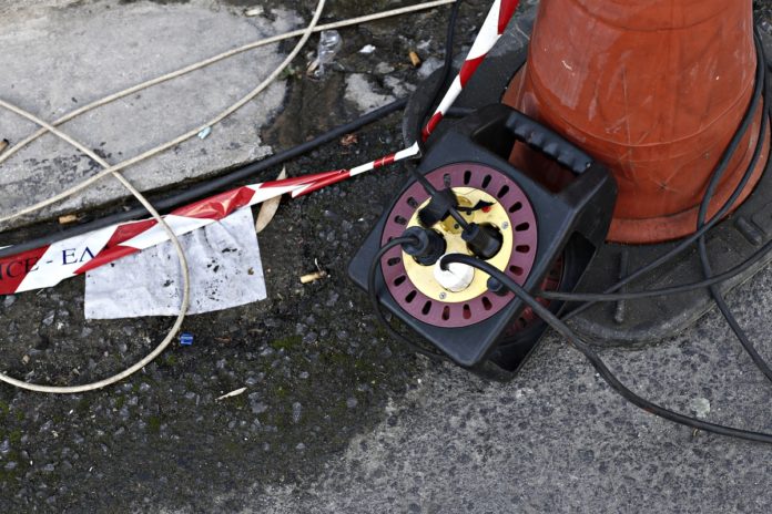 Οργή για τις πολύωρες διακοπές ρεύματος, πλήρωνε κορόιδο (video) Οργή για τις πολύωρες διακοπές ρεύματος, πλήρωνε κορόιδο (video)