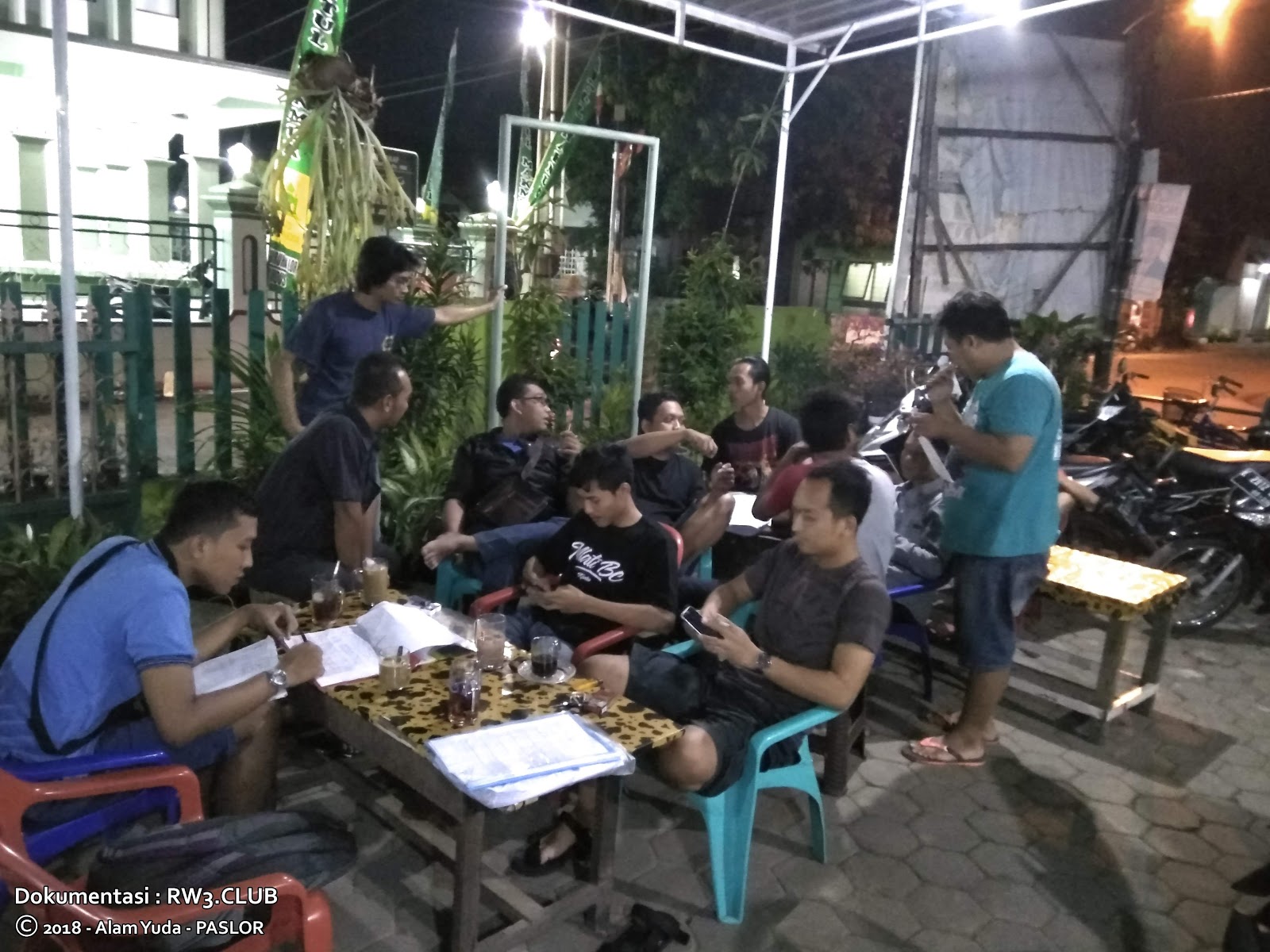 Satria Septadi, Raditya Nugroho, Imam Sofyan, Angga Setya Nugraha, Bagus Mu'ali Mukhsin, Jajang Supriyatna, Saiful Annas, Slamet Riyanto, Andi Mulyadi, Didik Setiyawan Prasetiyo, Eric Fitriawan Nugroho - Pengurus Komunitas Pemuda-Pemudi RW-3 NgoPi di Angkringan