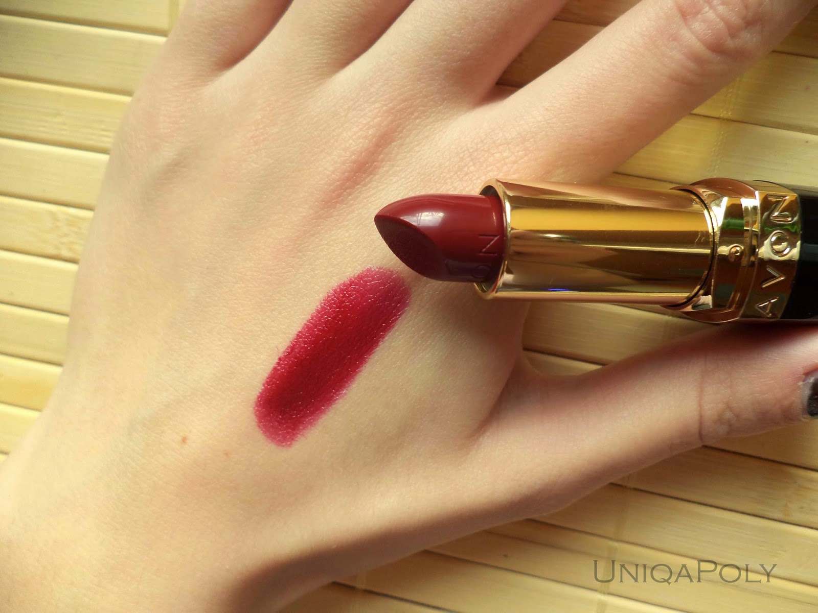 UniqaPoly Review AVON Hollywood Collection Hollywood Siren lipstick