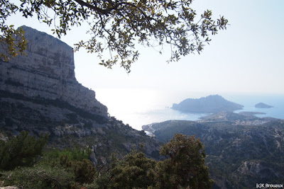 Vue sur le rocher des Goudes, Callelongue, l'île Maïre et Les Goudes depuis la grotte Saint Michel