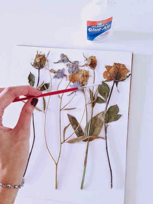Tiếp theo, bạn xếp lại những bông hoa sang giấy trắng, cẩn thận phết keo sữa vào các vị trí trên khắp cành hoa để cố định chúng lại. Tiếp theo, bạn xếp lại những bông hoa sang giấy trắng, cẩn thận phết keo sữa vào các vị trí trên khắp cành hoa để cố định chúng lại.