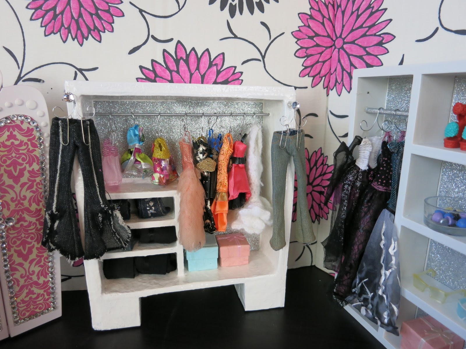 Lola's Mini Homes Doll Shops