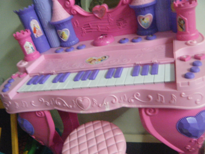 MommysLove4Baby143 DISNEY PRICESS MUSICAL PIANO VANITY 3,299P SOLD