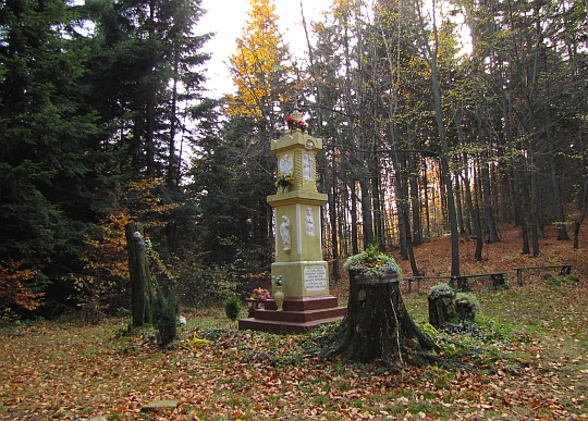Kapliczka Matki Boskiej z 1869 roku. Kapliczka Matki Boskiej z 1869 roku.