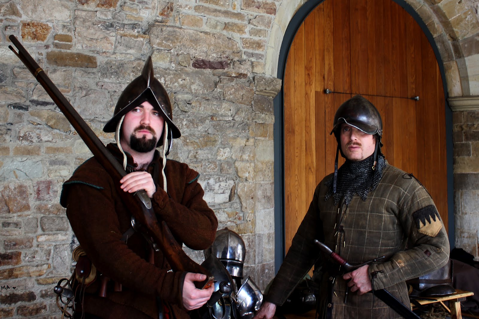 Служивый. Ирландия одежда средневековье мужская воин. Средневековые ирландцы. Ирландская одежда мужская Средневековая. Средневековый Стражник реконструкция.