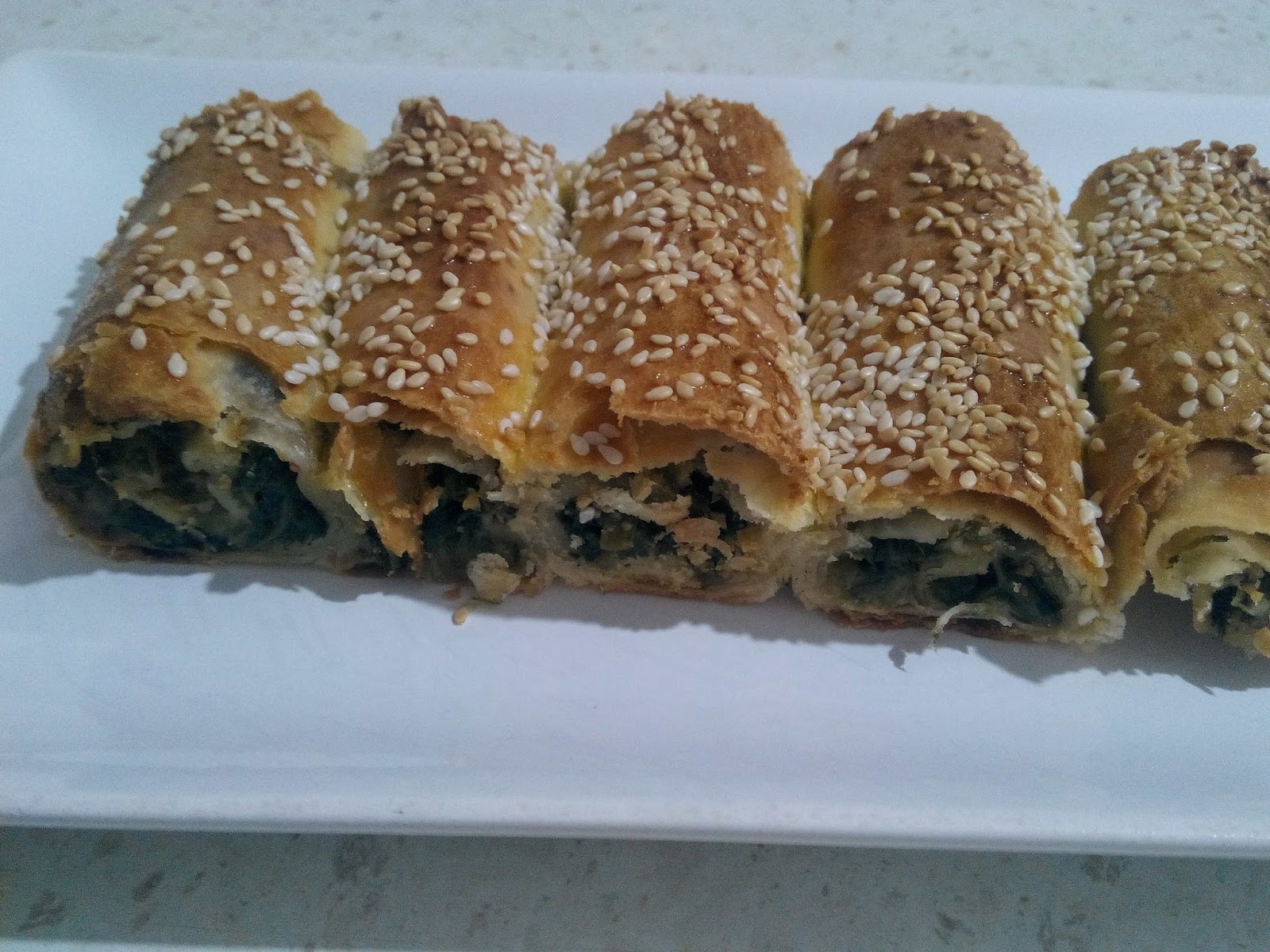 El Açması Ispanaklı Kol Böreği Tarifi El Açması Ispanaklı Kol Böreği Tarifi
