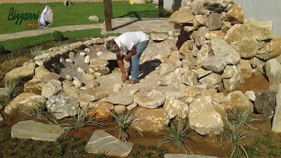 Bizzarri, da Bizzarri Pedras, visitando uma obra onde estamos terminando o lago ornamental com pedras e iniciando a execução do paisagismo com os caminhos de pedra cacão de Carranca em casa em condomínio em Atibaia-SP. 09 de novembro de 2016.