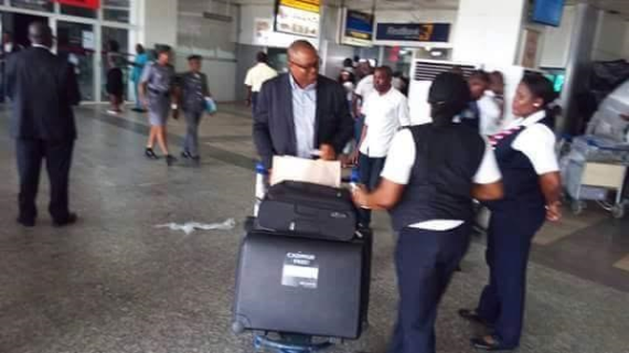 Photos: Former Governor, Peter Obi reportedly declines help from airport officials, carries his own luggage Photos: Former Governor, Peter Obi reportedly declines help from airport officials, carries his own luggage