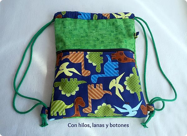 Con hilos, lanas y Mochila "dinosaurios"