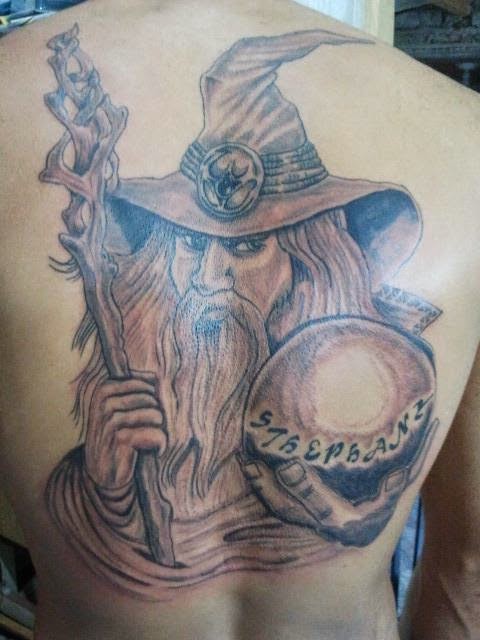 fotografia con el tatuaje de un hechicero