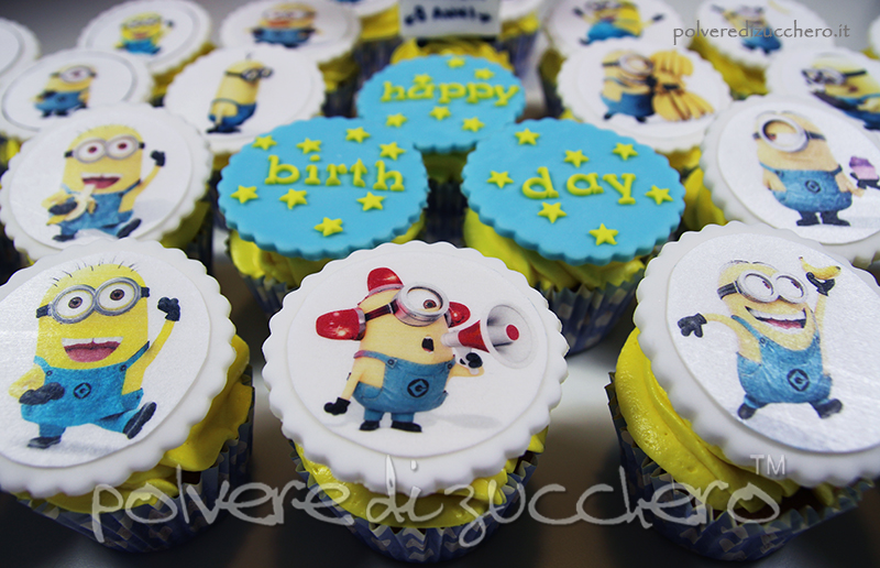 cupcakes decorati dei minion con frosting giallo e cialda