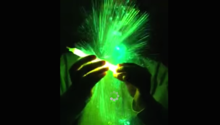 危險科學實驗！螢光棒放入微波爐加熱 男孩眼睛險被炸瞎 Glow sticks into the microwave