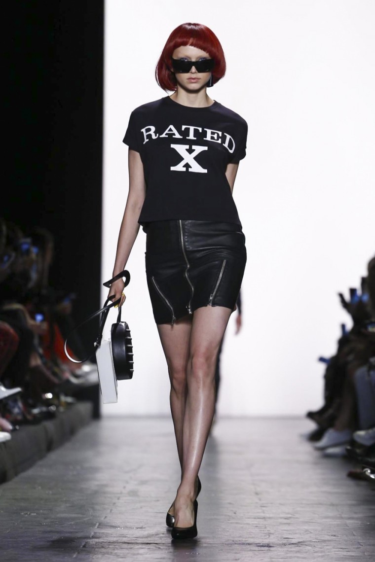 Jeremy Scott Spring Summer 2017 - New York Fashion Week jeremy-scott, jeremy-scott-spring-summer, jeremy-scott-printemps-ete, jeremy-scott-case, jeremy-scott-coque, bag-jeremy-scott, sac-jeremy-scott, tee-shirt-jeremy-scott, t-shirt-jeremy-scott, dress-jeremy-scott, robe, jeremy-scott, sweat-jeremy-scott, du-dessin-aux-podiums, dudessinauxpodiums