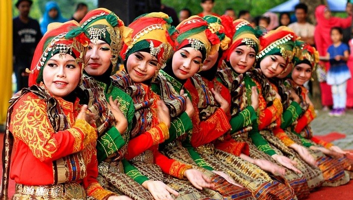 Contoh Tari Yang Menggunakan Pola Lantai Diagonal Barisan Contoh