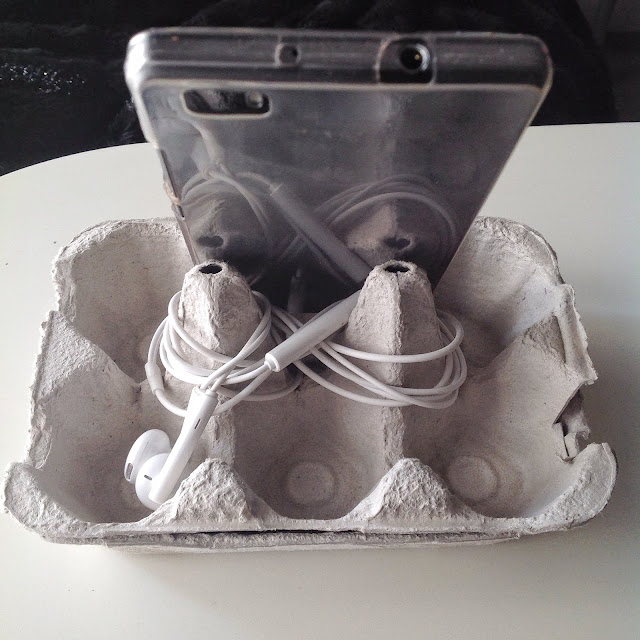 Soporte para tablet y smartphone con una huevera Soporte para tablet y smartphone con una huevera