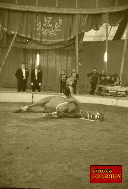 Agé de 8 ans, assis sur son cheval couché dans la sciure de la piste du cirque national  Suisse