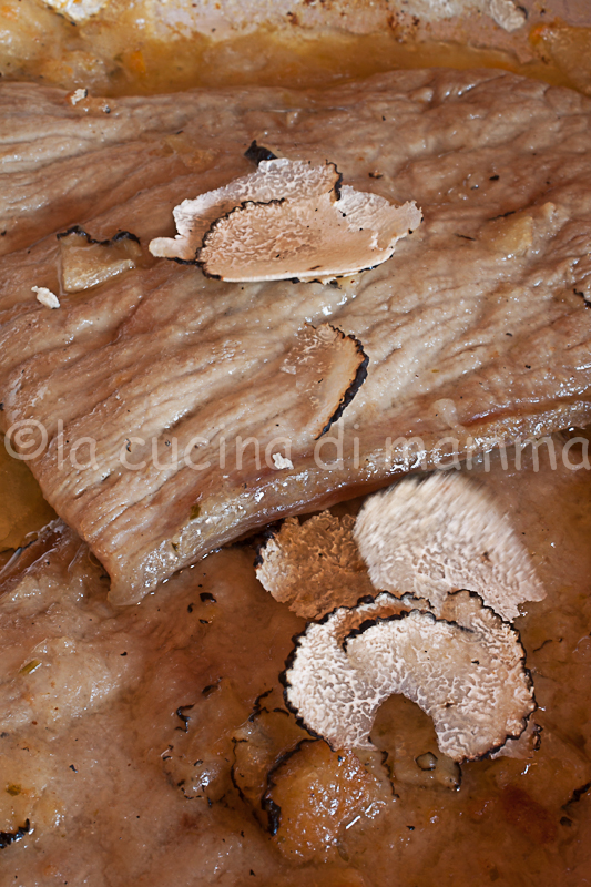 Scaloppine ai tartufi con contorno di funghi al forno. la cucina di mamma