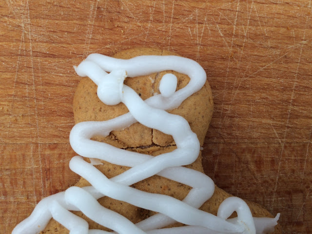 Gingerbread man with a zigzagged piping