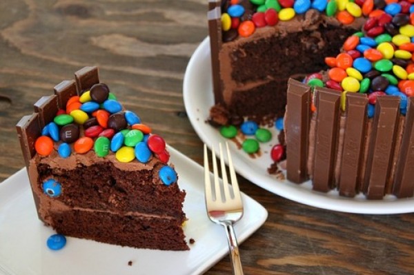 Receita como fazer Bolo Kit Kat com M&M's