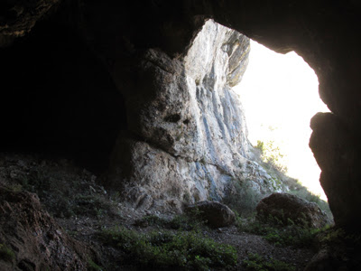 natura grezza I Grottoni di Calascio e la scoperta dell'Uomo di