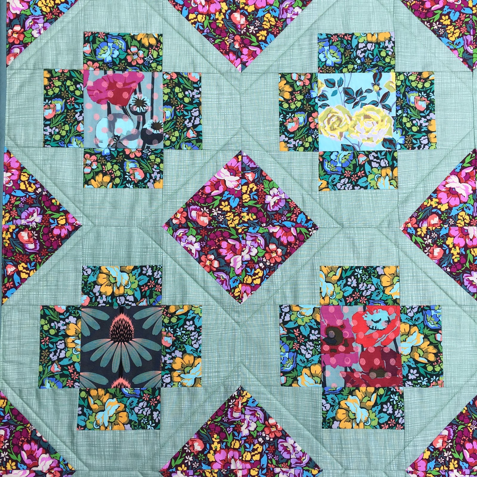 Greek Cross Quilt Anna Maria Horner / CHARM ABOUT YOU