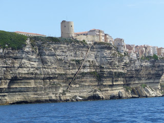 Les falaises de Bonifacio et l'escalier du roi d'Aragon Les falaises de Bonifacio et l'escalier du roi d'Aragon