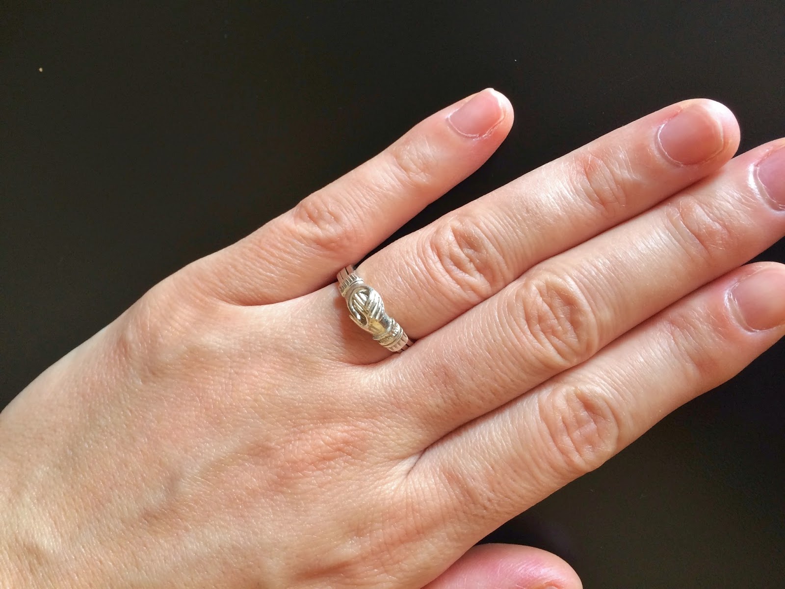 Warp And Woof 握手ではなく 手をつなぐリング