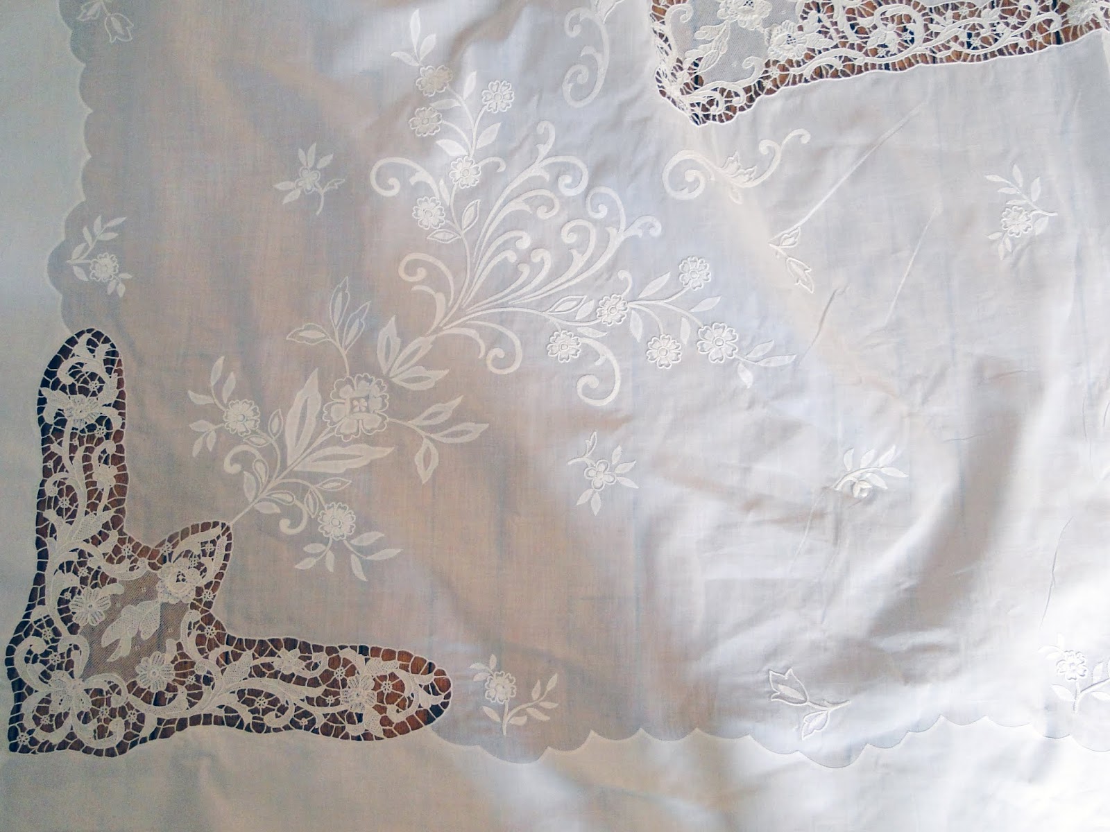 Buyer & Seller of Antique Lace, Fine Linens, Vintage Clothing, Haute